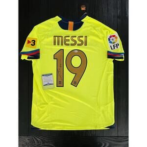 Beautiful and rare Lionel Messi Hand-Signed FC Barcelona Jersey – Beckett COA
